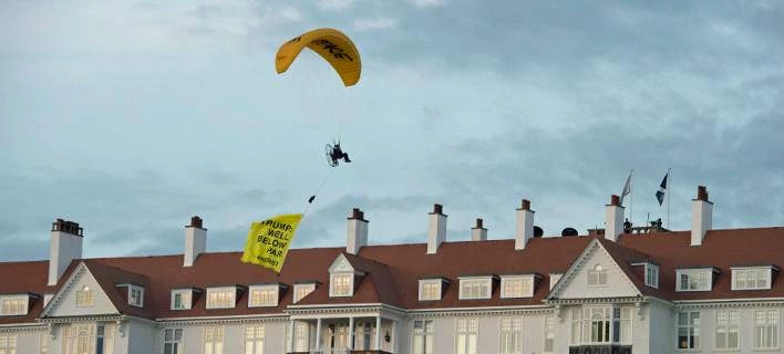 Ακτιβιστής της Greenpeace πέταξε μια ανάσα από τον Τραμπ – Συναγερμός στην αστυνομία – Δείτε εικόνες και βίντεο